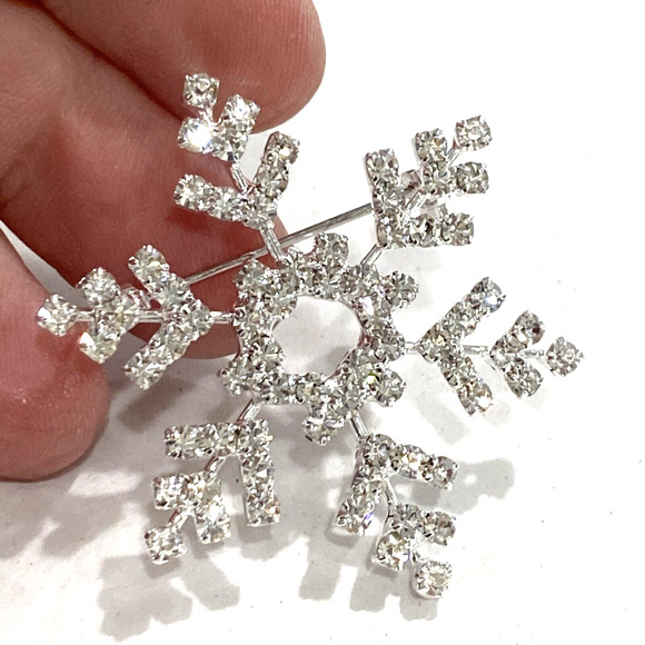 Christmas Brooch Holiday Snowflake Pin Silvertone Clear White Rhinestones NEW - Picture 2 of 6